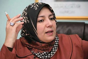 Naïma Salhi-Leghlimi portant un foulard noir et un manteau marron.