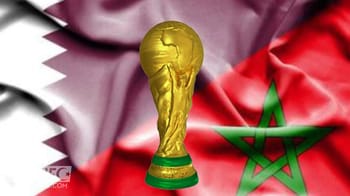 Drapeaux du Maroc et du Qatar avec la coupe du monde 2022.