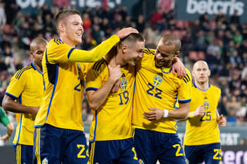Joueurs suédois célébrant leur victoire sur le terrain.