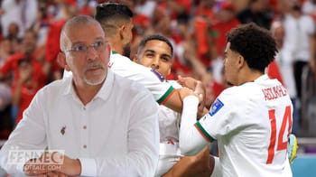 Hafid Derradji avec joueurs de football lors d'un match.