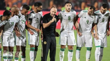 Les joueurs d'Algérie lors d'un match, concentrés et unis.