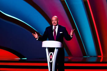 Gianni Infantino s'exprimant lors d'une conférence de la Coupe du Monde 2022.