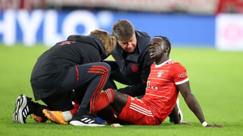 Sadio Mané blessé sur le terrain, assisté par des médecins.