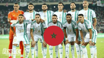 Groupe de joueurs marocains de football en tenue officielle sur le terrain.