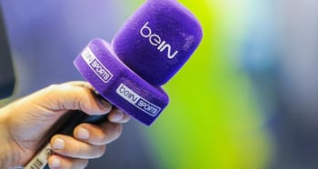 Microphone avec logo Bein Sports pour retransmission football mondial.
