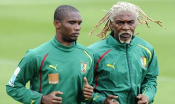 Entraîneur et joueur de football algérien lors d'un entraînement.