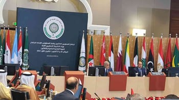 Participants du sommet arabe avec drapeaux et logo officiel.
