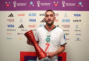 Ziyech tenant le trophée de la Coupe du Monde, célébration après la victoire.