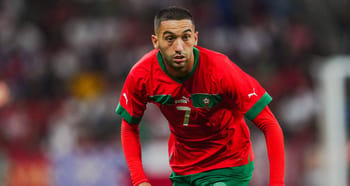 Hakim Ziyech portant le maillot du Maroc en pleine action.