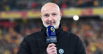 Journaliste avec microphone lors d'une émission sportive en direct.