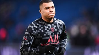 Kylian Mbappé portant le maillot du PSG lors d'un match important.