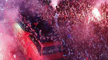 Supporters marocains célébrant la victoire lors d'un événement sportif.