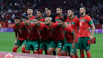 Les joueurs marocains de football en tenue rouge et verte sur le terrain.