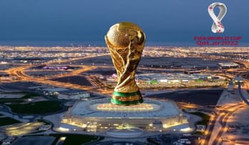 Vitrine de la Coupe du Monde 2022 au Qatar, symbole du sport mondial.