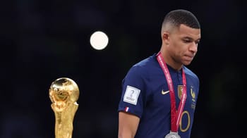 Kylian Mbappé portant une médaille et un maillot de football français.
