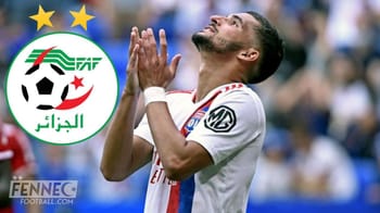 Houssem Aouar en prière sur le terrain de football.