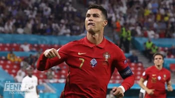 Cristiano Ronaldo portant le maillot du Portugal lors d'un match de football.