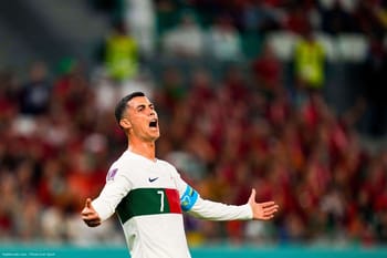 Cristiano Ronaldo en action, célébrant un but lors d'un match de football.
