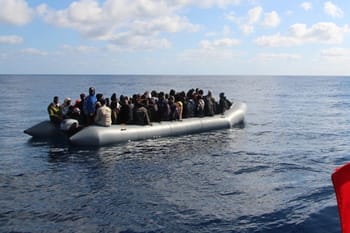 Groupe de migrants sur un bateau pneumatique en mer près de Kerkennah.