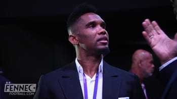 Samuel Eto'o en costume lors d'un événement sportif au Maroc.