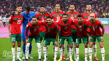 Les joueurs marocains en tenue rouge et verte lors d'un match important.