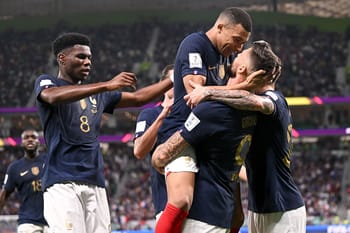 Les joueurs français de football célèbrent un but lors du match contre l'Angleterre.