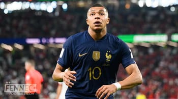 Kylian Mbappé portant le maillot de l'équipe de France.