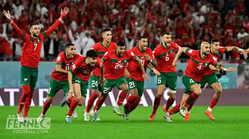 Les joueurs marocains célèbrent leur victoire sur le terrain.