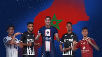 Joueurs marocains de football avec drapeau du Maroc en arrière-plan.