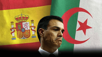 Sergio Sánchez avec drapeaux espagnol et algérien en arrière-plan.