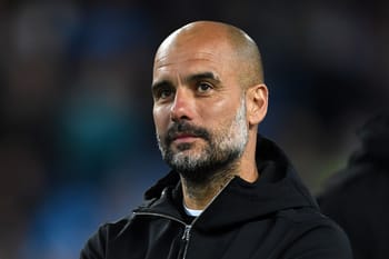 Pep Guardiola, entraîneur de football, lors d'un match important.