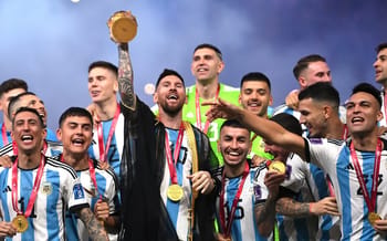 Messi avec médaille d'or et équipe de football célébrant la victoire.
