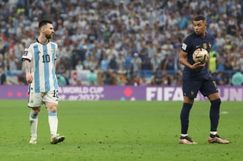 Lionel Messi et Kylian Mbappé lors d'un match de football international.
