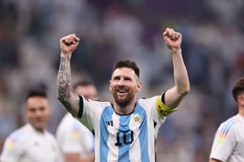 Lionel Messi célèbre avec le maillot de l'Argentine.