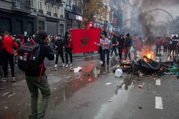 Manifestation à Bruxelles avec drapeau marocain et scènes de chaos.