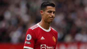Cristiano Ronaldo lors d'un match en Algérie, portant le maillot rouge de Manchester United.