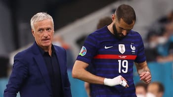 Didier Deschamps et un joueur français lors d'un match de football.