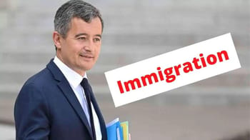 Homme en costume avec panneau 'Immigration' lors d'un débat public.