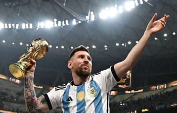 Lionel Messi avec le trophée de la Copa América, célébrant la victoire.