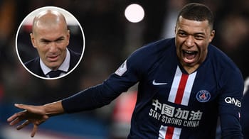 Kylian Mbappé célèbre avec enthousiasme sur le terrain de football.