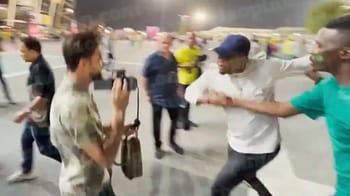 Jeune homme filmant une altercation violente au stade.