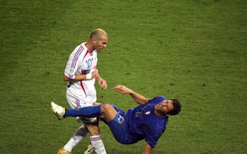 Zidane en duel avec un adversaire lors d'un match de football.