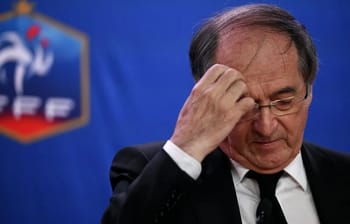 Zidane en conférence, expression de frustration, logo de la FFF en arrière-plan.