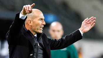 Zidane donne des instructions lors d'un match de football.