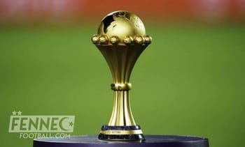 Trophée de la CAN 2025 en or sur fond vert.