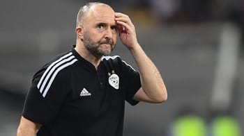 Djamel Belmadi, entraîneur de l'équipe d'Algérie, en réflexion.