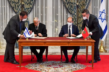 Signature d'accords entre Israël et le Maroc avec drapeaux nationaux.