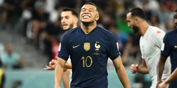 Kylian Mbappé souriant en équipe de France de football.