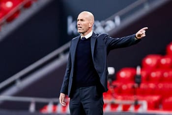 Zidane donne des instructions lors d'un match de football.