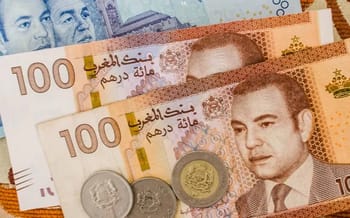 Billets de 100 dirhams marocains et pièce de monnaie.